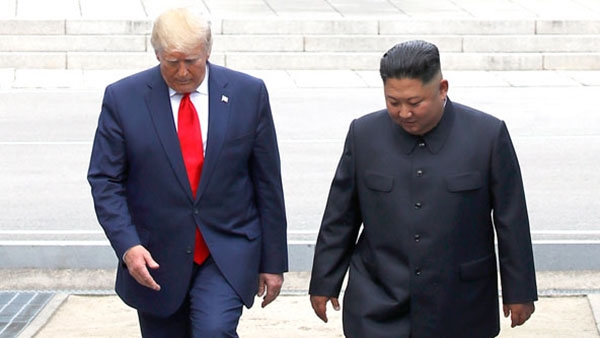 김정은 북한 국무위원장과 트럼프 미국 대통령이 지난 6월 30일 오후 남북 분단의 상징인 판문점에서 역사적인 만남을 갖고 있다. (사진=KBS 뉴스화면 캡처)copyright 데일리중앙