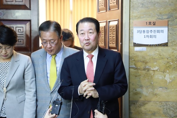 민주평화당 박주현 의원, 바른미래당 박주선 의원, 대안신당 유성엽 의원(우 왼쪽부터)은 11일 국회에서 3당 통합추진회의 1차 회의을 갖고 오는 17일까지 통합에 합의했다.  copyright 데일리중앙