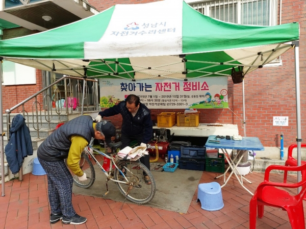 성남시는 올해 상반기 자전거 정비소를 오는 3월 2일부터 6월 30일까지 시행한다. 탄천엔 고정식, 20곳은 이동식을 운영한다. (사진=성남시)  copyright 데일리중앙