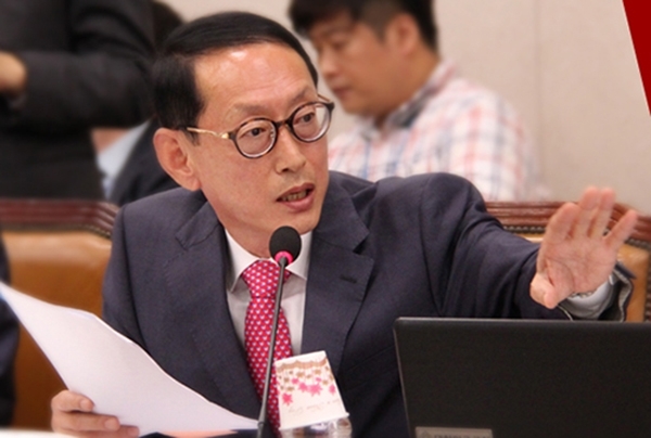 지난해 12월 총선 불출마를 선언했던 미래통합당 김도읍 의원이 19일 자신의 지역구인 부산 북·강서을에 단수공천됐다. 김 의원은 당의 결정을 고민 끝에 받아들아기로 했다고 밝혔다. copyright 데일리중앙