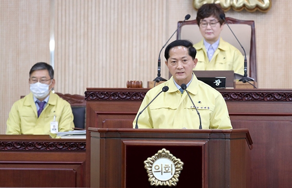 이재준 고양시장은 1일 고양시의회의 원포인트 임시회에서 위기극복지원금 지급을 위한 조례와 1031억원 규모 추경안을 확정한 뒤 고양시 위기극복지원금의 지원 금액과 대상을 확정 발표했다. (사진=고양시) copyright 데일리중앙