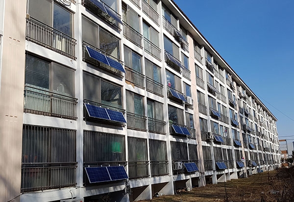 성남시는 친환경 재생에너지 보급 확대를 위해 단독·공동주택 200가구를 대상으로 미니 태양광 발전 설비 지원사업을 편다. (사진=성남시)copyright 데일리중앙
