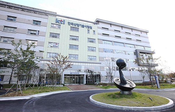 국내 유일 공공 종합시험인증기관인 한국산업기술시험원(KTL)은 8일 '모두의경제' 사회적협동조합과 지역 사회적경제기업 공공구매 활성화를 위한 업무협약을 체결했다.copyright 데일리중앙
