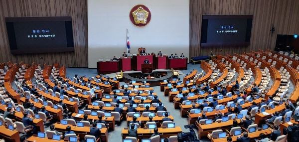 국회는 15일 오후 미래통합당이 불참한 가운데 본회의를 열어 법사위원장 등 6개 상임위원장을 선출했다. 통합당은 의회독재라고 강력 반발했다. copyright 데일리중앙