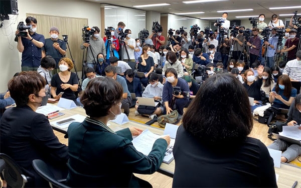 한국성폭력상담소와 한국여성의전화는 13일 오후 서울 은평구 한국여성의전화 사무실에서 기자회견을 열어 박원순 전 서울시장에 의한 위력 성추행 사건 피해자 입장을 전하고 진실 규명을 강력히 촉구했다.copyright 데일리중앙