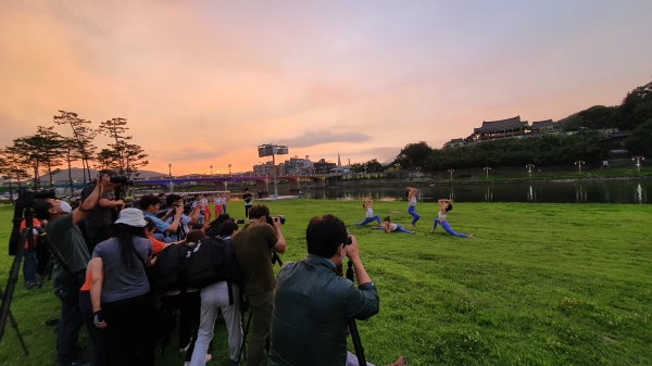 지난 18일 영남루와 아름다운 밀영강의 석양을 배경으로 '제2회 사진 속 밀양요가' 행사가 전국의 사진작가 100여 명이 참석한 가운데 열렸다. (사진=밀양시) copyright 데일리중앙