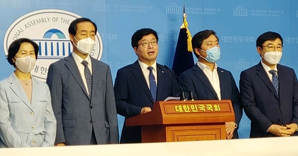 서울시의회 민주당은 12일 8.29전당대회 최고위원에 출마한 염태영 수원시장(가운데) 지지를 선언했다.copyright 데일리중앙