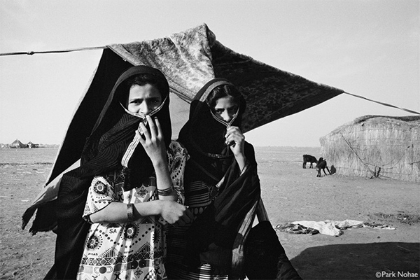베두인 소녀 2008년 아프리카 북부 수단의 알 카다리프(Al Qadarif) 사막에서 유목 생활을 하는 베두인은 핏속에 바람이 들어있어 바람이 부는 곳으로 태양과 별의 지도를 따라 한평생 유랑하며 살아간다. (사진=박노해)copyright 데일리중앙
