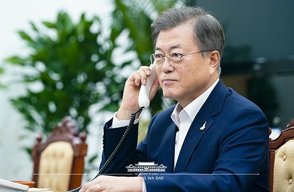 문재인 대통령은 13일 오후 정의당 김종철 대표에게 직접 전화를 걸어 취임 축하 인사를 전화며 5분 간 통화했다. (사진=청와대)copyright 데일리중앙