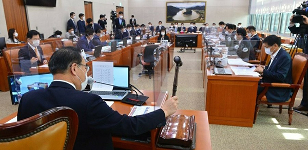 국회 농해수위 민주당 김승남 의원은 20일 "한국선급의 미수급이 223억원에 이른다"며 채권회수를 위한 특단의 대책을 촉구했다. 이에 한국선급은 장기적인 관점에서 미수금 관리를 적극 해나가는 한편 필요하다면 관련 보험 가입을 적극 검토하겠다고 밝혔다.copyright 데일리중앙
