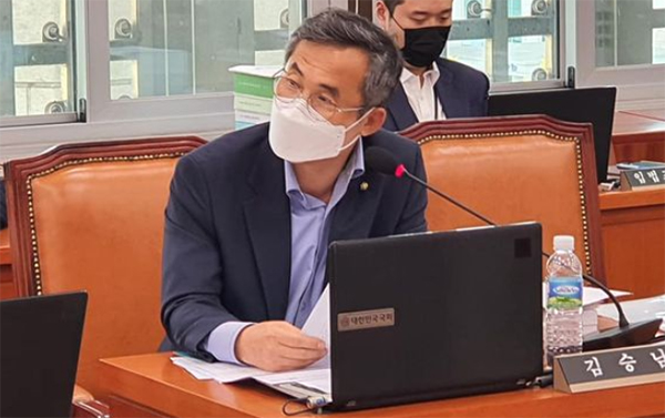 국회 농해수위 민주당 김승남 의원은 22일 임준택 수협중앙회장의 특혜 대출 의혹을 제기하며 "어획량 감소, 태풍 피해, 코로나에 따른 어려움을 겪는 어업인의 정서와는 동떨어진 행태"라고 비판했다.copyright 데일리중앙