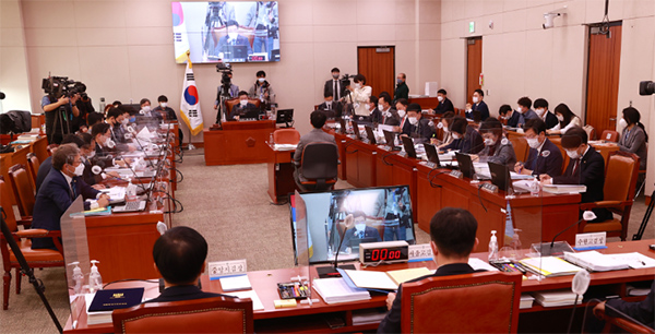 국회 법사위는 23일 오후 국회에서 군사법원에 대하 국정감사를 실시하고 군 성범죄 피해자 보호조치 마련 및 상관모욕죄·성폭력범죄 양형기준 수립 등을 촉구했다. (사진=국회 공동사진취재단)copyright 데일리중앙