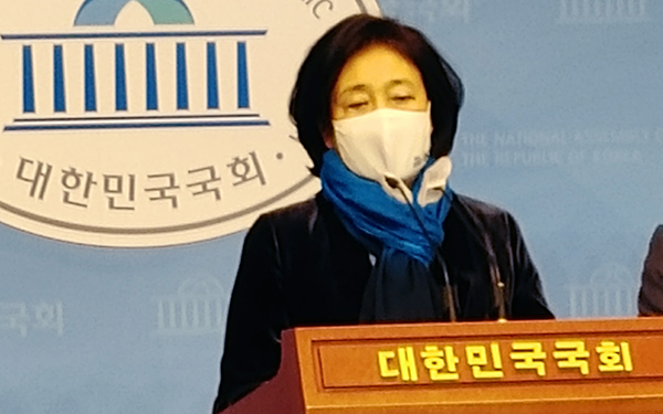 박영선 민주당 서울시장 후보는 17일 밤 페이스북에 글을 올려 박원순 성추행 피해자에게 "진심으로 사과드리고 용서를 구하고 싶다"고 밝혔다.copyright 데일리중앙