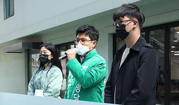 민생당 이수봉 서울시장 후보(가운데)는 오는 25일 오전 8시 여의도 4번 출구에서 공식 선거운동을 시작할 예정이다. (사진=민생당)copyright 데일리중앙
