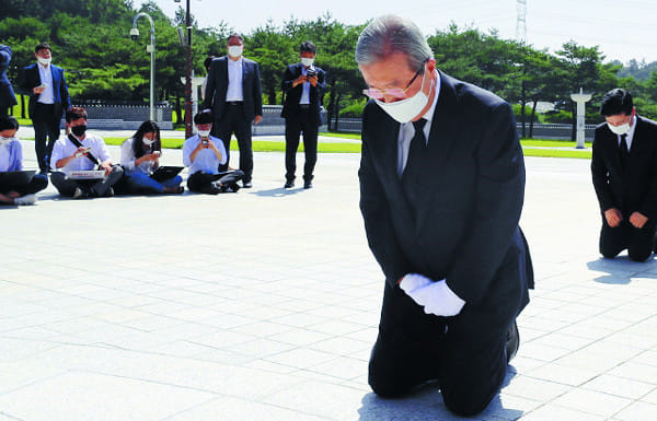 지난해 8월 당시 김종인 국민의힘 비상대책위원장은 광주 5‧18민주묘지를 찾아 5월 영령들 앞에 무릎 꿇고 사죄했다. (사진=조수진 의원 페이스북) copyright 데일리중앙