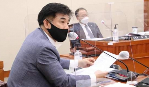 김병욱 민주당 국회의원은 17일 개인투자자들의 해외파생거래가 5년째 손실을 보고 있다며 특히 변동성이 큰 해외선물·옵션에 대한 개인의 주의가 필요하다고 말했다.copyright 데일리중앙