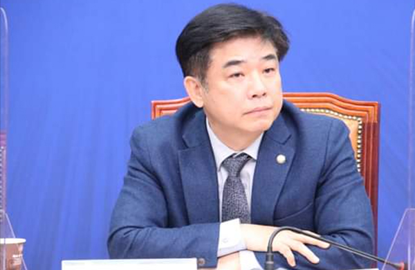 국회 정무위 여당 간사인 김병욱 민주당 의원은 9일 보훈대상자 생계 지원을 위한 보훈수당 5% 인상안을 제안했다.copyright 데일리중앙