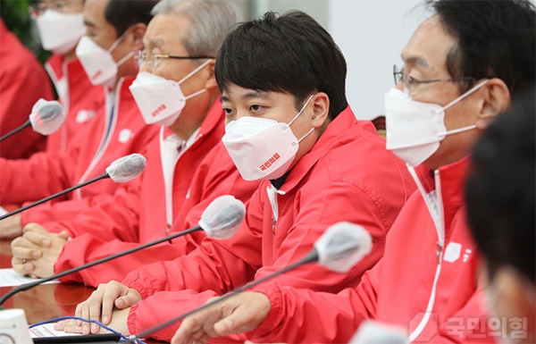 지난 21일 국회에서 열린 국민의힘 중앙선거대책위원회의에서 이준석 대표(가운데)가 발언하고 있다. 이날 회의에서 이른바 '윤핵관'으로 지목된 조수진 당 선대위 공보단장이 이준석 대표에게 공개적으로 대드는 '항명사태'를 빚으면서 국민의힘이 또다시 내홍을 겪고 있다.copyright 데일리중앙