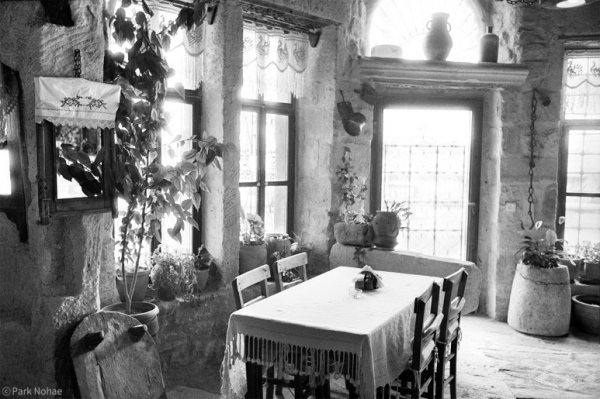 탁자가 놓인 풍경(Turkey(터키), 2005). 집안의 풍경을 단번에 바꿔버리는 것은 공간의 중심에 탁자 하나를 놓는 것이다. (사진 및 작품 설명=박노해)copyright 데일리중앙