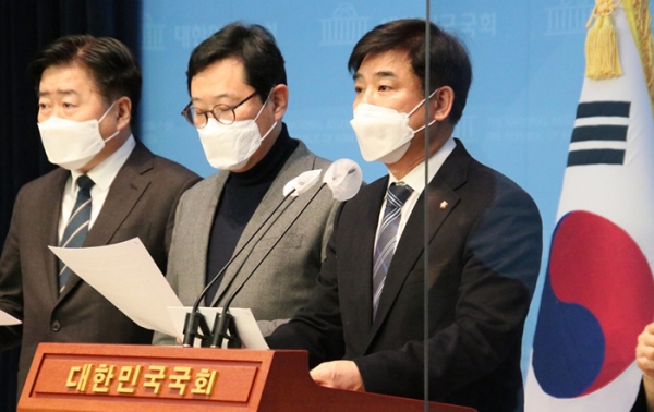 김병욱 민주당 국회의원(오른쪽)은 19일 국회 소통관에서 기자회견을 열어 청탁금지법상 음식물 가액을 현행 3만원에서 5만원으로 현실화하는 청탁금지법 개정안을 대표발의했다고 밝혔다.copyright 데일리중앙