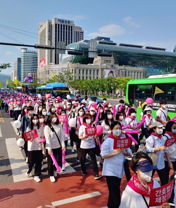 서울 광화문 동화면세점 앞에서 결의대회를 마친 집회 참가자들은 동화면세점~숭례문~서울역 광장에 이르는 약 2.5km 구간을거리 행진하며 시위를 벌였다. (사진=대한간호협회)copyright 데일리중앙