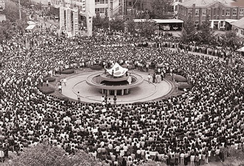 항쟁의 중심지 옛 전남도청 앞 광장에서는 분수대를 중심으로 2만여 명의 시민과 학생들이 모여 '민족민주화대성회'를 열고 대대적인 횃불행진을 벌였다. (사진=5.18기념재단)copyright 데일리중앙