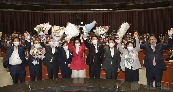 지난 14일 오후 국회 예결위회의장에서 열린 국민의힘 의원총회. 이날 의총에서는 6.1 국회의원 재보궐선거에서 당선된 김영선 의원, 박정하 의원, 안철수 의원, 이인선 의원, 임병헌 의원, 장동혁 의원, 최영희 의원이 나와 인사했다.copyright 데일리중앙