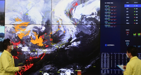 인천시는 23일 인천 전역에 호우주의보가 발효됨에 따라 비상근무에 들어갔다. 인천시 재난상황실 모습. (사진=인천시)copyright 데일리중앙