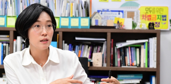장혜영 정의당 국회의원은 28일 지난해 가처분소득 대비 가계부채비율이 206%를 넘었다며 금리 인상으로 가계의 부채 상환 부담이 늘어나는 만큼 대책 마련이 시급하다고 말했다.copyright 데일리중앙