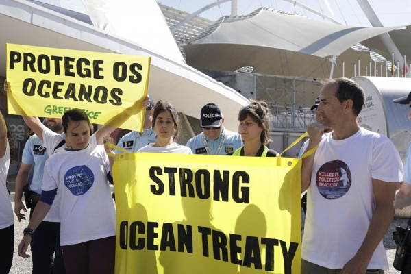 현지 시각 6월 30일 UN 해양 콘퍼런스가 개최되고 있는 포르투갈 리스본에서 그린피스 활동가들이 'Protege Os Oceanos(바다를 보호하라)'와 'Strong Ocean Treaty Now(강력한 해양 조약 지정)'이라는 글씨가 쓰인 배너를 들어 보이며 시위를 하고 있다. (사진=그린피스)copyright 데일리중앙