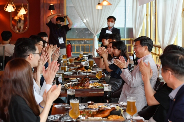 신상진 성남시장과 새내기 공무원들은 27일 성남의 한 식당에서 만나 치킨과 맥주를 곁들인 소통하는 시간을 가졌다. (사진=성남시)copyright 데일리중앙
