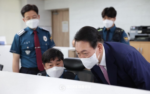 윤석열 대통령이 지난 7월 29일 서울 신촌지구대를 방문해 민생 치안에 애쓰는 일선 경찰들과 얘기를 나누며 노고를 격려했다. (사진=대통령실)copyright 데일리중앙