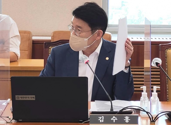 김수흥 민주당 국회의원은 25일 당 공식회의에서 45년 만에 최대치로 폭락한 쌀값에 대한 특단의 대책을 정부에 요구했다.copyright 데일리중앙