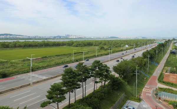 장항군막사를 증축, 리모델링한 람사르고양장항습지센터(위). 람사르고양장항습지센터 전망대에서 바라본 장항습지(아래). (사진=고양시)copyright 데일리중앙