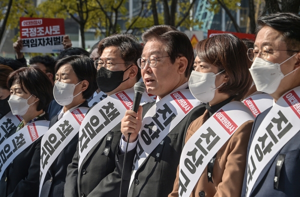 이태원 참사의 진상규명과 책임자 처벌을 위한 국정조사와 특검을 놓고 여야가 격렬한 대치를 이어가고 있다. 민주당은 지난 11일 서울 여의도역에서 이태원 참사 국정조사·특검 추진 범국민 서명운동을 시작하는 등 장외 여론전에 나섰다. copyright 데일리중앙