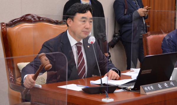 윤관석 국회 산자중기위원장은 21일 산자중기위 전체회의를 열어 납품단가 연동제 법제화 법안 포함 50개 안건을 상정하고 납품단가 연동제가 성공적으로 도입돼 안착할 수 있도록 심도 있는 심사를 당부했다.copyright 데일리중앙
