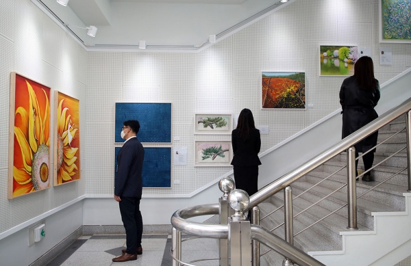 밀양시가 청사 안에 지역 예술인들과 시민들을 위한 갤러리를 꾸미고 24일부터 개관전시회 '문화만발전' 열고 있다. (사진=밀양시)copyright 데일리중앙