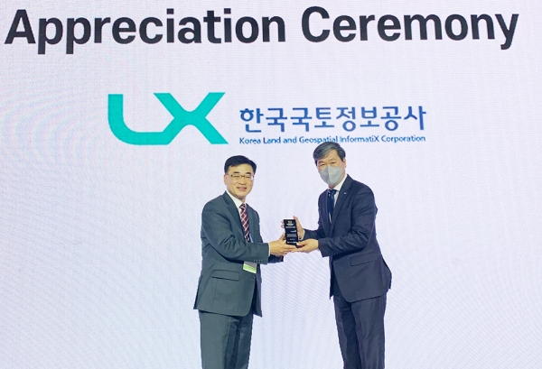 LX공사는 지난 1일 서울 포시즌즈호텔에서 열린 KGGTF 설립 10주년 기념식에서 녹색성장과 해외원조의 공헌을 인정받아 세계은행(WB) 국제협력 감사패를 받았다. (사진=LX공사)copyright 데일리중앙