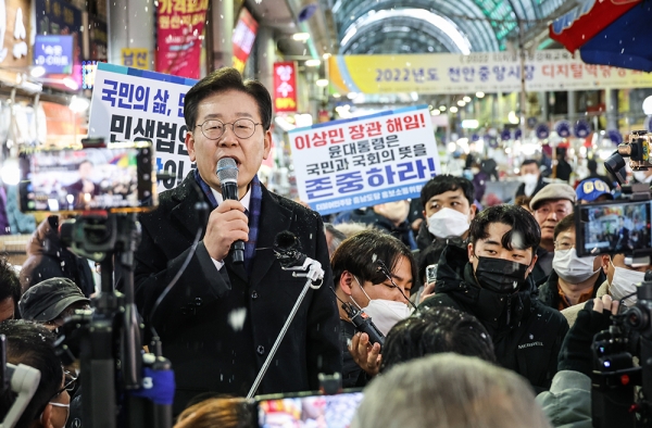 이재명 민주당 대표는 지난 13일 천안시에 있는 천안중앙시장 민생현장을 방문해 시장상인들과 인사를 나나고 윤석열 정부를 향해 민생을 돌볼 것을 촉구했다. (사진=민주당)copyright 데일리중앙