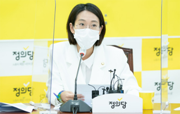 정의당 장혜영 국회의원은 15일 정부의 법인세 개편에 대해 "명백한 '부자감세'이고 중소기업 혜택은 눈속임"이라며 반드시 막아내겠다고 밝혔다.copyright 데일리중앙