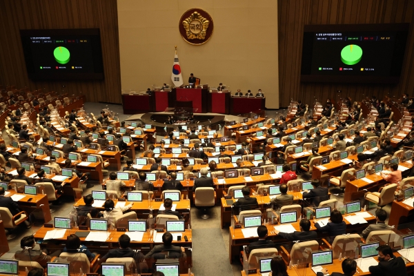 국민의힘 주호영 원내대표, 민주당 박홍근 원내대표는 22일 추경호 경제부총리를 만나 막판까지 쟁점이었던 법인세 등에 대해 담판을 통해 새해 예산안을 23일 오후 국회에서 처리하기로 합의했다.copyright 데일리중앙