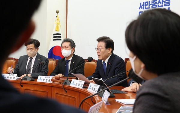 이재명 민주당 대표는 성남FC 불법 후원금 의혹을 수사하고 있는 검찰이 자신에게 소환 통보를 한 데 대해 23일 "전방위적인 야당 탄압 파괴 공작이자 정적 죽이기"라고 강력 반발하며 "정권의 망나니 칼춤을 좌시하지 않고 야당 파괴 수사 최전선에서 맞서 싸워 이기겠다"고 말했다.copyright 데일리중앙