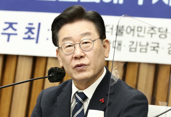 검찰 수사를 앞두고 여당의 파상공세를 받고 있는 이재명 민주당 대표는 29일 "윤석열 정권의 검찰은 민주주의를 파괴하는 도구로 전락했다"며 공정성을 완전 상실한 정권의 폭주에 결연히 맞서야 한다고 강조했다.copyright 데일리중앙