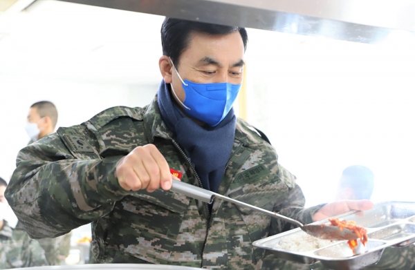 국회 국방위 민주당 안규백 의원은 3일 군 의료시설의 의사·치과의사가 군인과 군무원을 대상으로 의약품을 직접 조제할 수 있도록 하는 '약사법' 개정안을 대표발의했다.copyright 데일리중앙