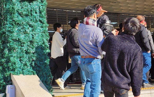 고양시가 신청사 이전 부지를 주교동에서 백석동으로 결정했다고 밝히자 "이동환 시장은 시청사를 놀이터로 아느냐" "물러가라"고 반발하며 문예회관 안팎에서 시위를 벌였다. copyright 데일리중앙