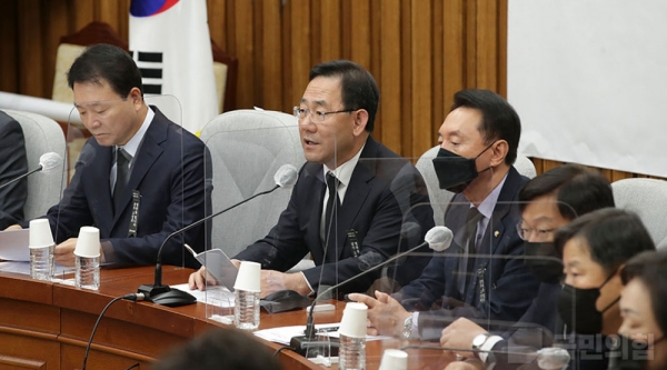 국민의힘 주호영 원내대표(가운데)는 6일 국회에서 열린 당 공식회의에서 문재인 정권의 '안보무능'을 거론하며 북한 무인기 침투 사건은 전 정권 탓이라고 역공을 펼쳤다.copyright 데일리중앙