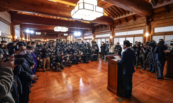 11일 국회 사랑재에서 열린 이재명 민주당 신년 기자회견에는 당 지도부가 함께했고 국회 출입 기자들이 대거 몰려 열띤 취재 경쟁을 벌였다.copyright 데일리중앙