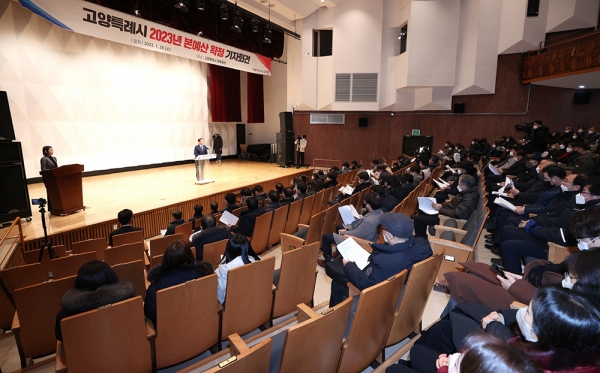 이동환 고양시장은 25일 시청 문예회관에서 기자회견을 열어 시의회의 2023년도 본예산 삭감을 "비상식적"이라 강하게 비판하고 재의요구권을 발동해 시민필수예산을 확보하겠다고 밝혔다. 시의회와의 사실상 한판 대결을 예고한 것이다. (사진=고양시)copyright 데일리중앙