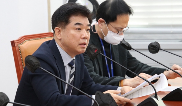 김병욱 민주당 국회의원(왼쪽)은 26일 리모델링 중인 공동주택(아파트)에 대해 주택분 재산세를 면제하는 '지방세법 개정안'을 발의했다.copyright 데일리중앙