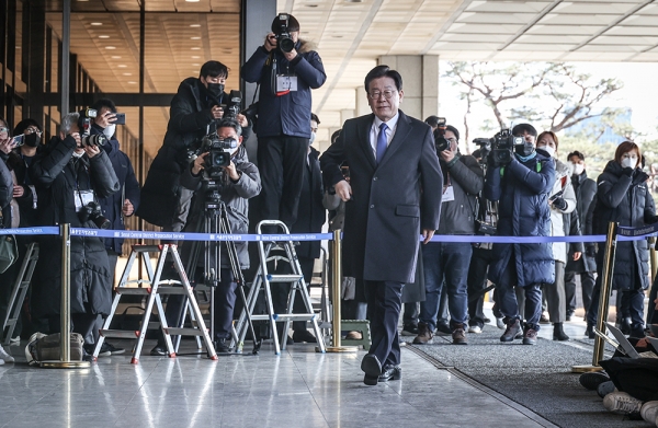 이재명 민주당 대표가 28일 오전 서울중앙지검에 출석했다. 이 대표는 "중립성을 잃고 이미 기소를 결정한 검찰은 진실과 사건 실체에 관심 없다"며 검사의 모든 질문에 대한 답변은 진술서로 갈음할 것이라 밝혔다. (사진=민주당, 민중의소리) copyright 데일리중앙